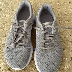 Boys size 1.5Y Nike shoes